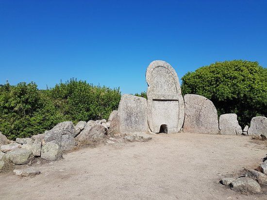 Tomba dei Giganti di S'Ena e Thomes